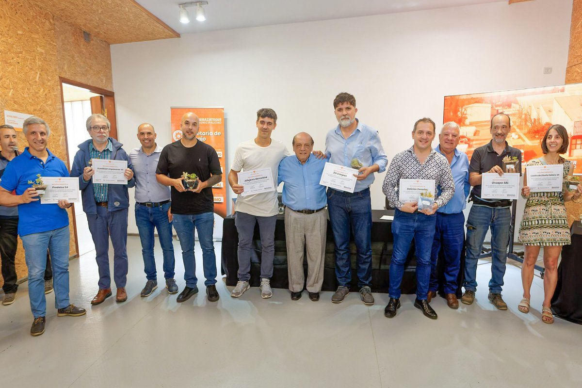 uiberazategui's tweet photo. ⚙️​​Ayer, la UIB y el Parque Industrial Plátanos, recibieron un reconocimiento por parte de la Municipalidad de Berazategui por su compromiso y apoyo a distintos programas municipales. Contó con la presencia del intendente, @jjosemussi 

👏​¡Muchas gracias por el reconocimiento! https://t.co/vbZqaTv1JK