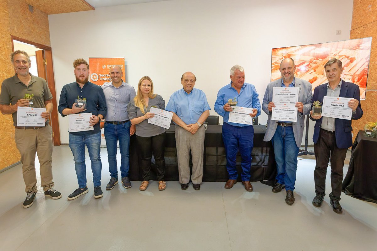 uiberazategui's tweet photo. ⚙️​​Ayer, la UIB y el Parque Industrial Plátanos, recibieron un reconocimiento por parte de la Municipalidad de Berazategui por su compromiso y apoyo a distintos programas municipales. Contó con la presencia del intendente, @jjosemussi 

👏​¡Muchas gracias por el reconocimiento! https://t.co/vbZqaTv1JK