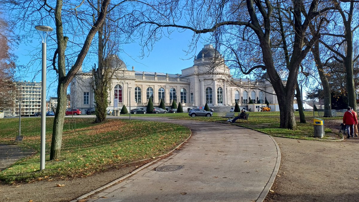 C'est de nouveau openbar au parc de la Boverie. Y'a pas un endroit dans cette ville sans #GCUM. C'est dingue.  <a href="/Liege_Parking/">Liège n'est qu'un parking</a>