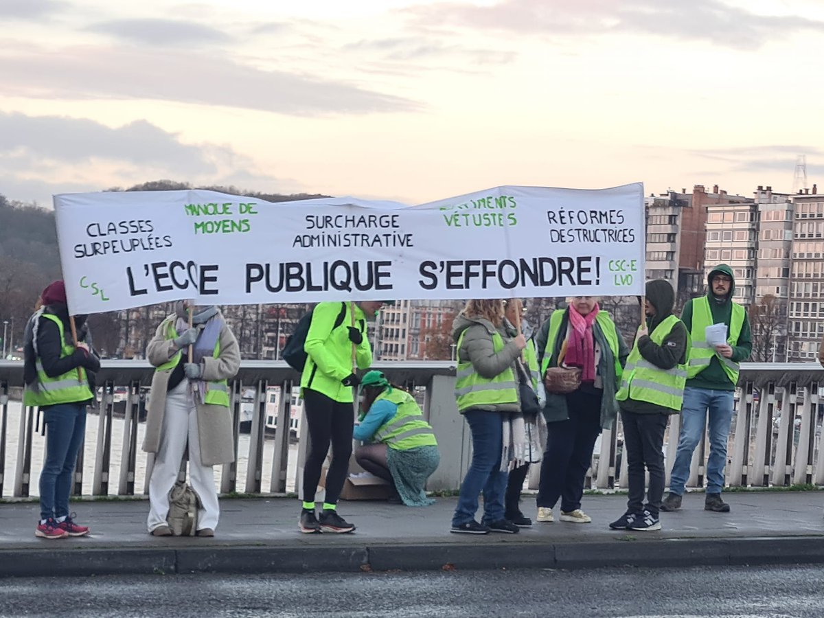Les #enseignants  sont en #greve  mènent des actions un peu partout en province de Liège et ailleurs pour alerter l'opinion publique sur les dangers qui menacent l'Ecole, ses personnels et les élèves/étudiants. Distribution de tracts sur le pont Kennedy à Liège. #CSCEnseignement