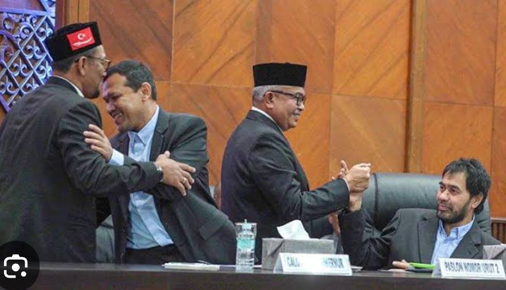 nawar_is's tweet photo. Setajam apapun politik para elit, akhirnya tetap akur dan saling berangkulan. Sementara simpatisan msh saja tak saling tegur sapa, bahkan masih saling ancam saling baku pukul. Sudahlah,  yuk jaga  keguyuban, jaga pilkada tanpa kekerasan, kawal kemurnian suara rakyat di TPS. https://t.co/fBtwbKK4zB