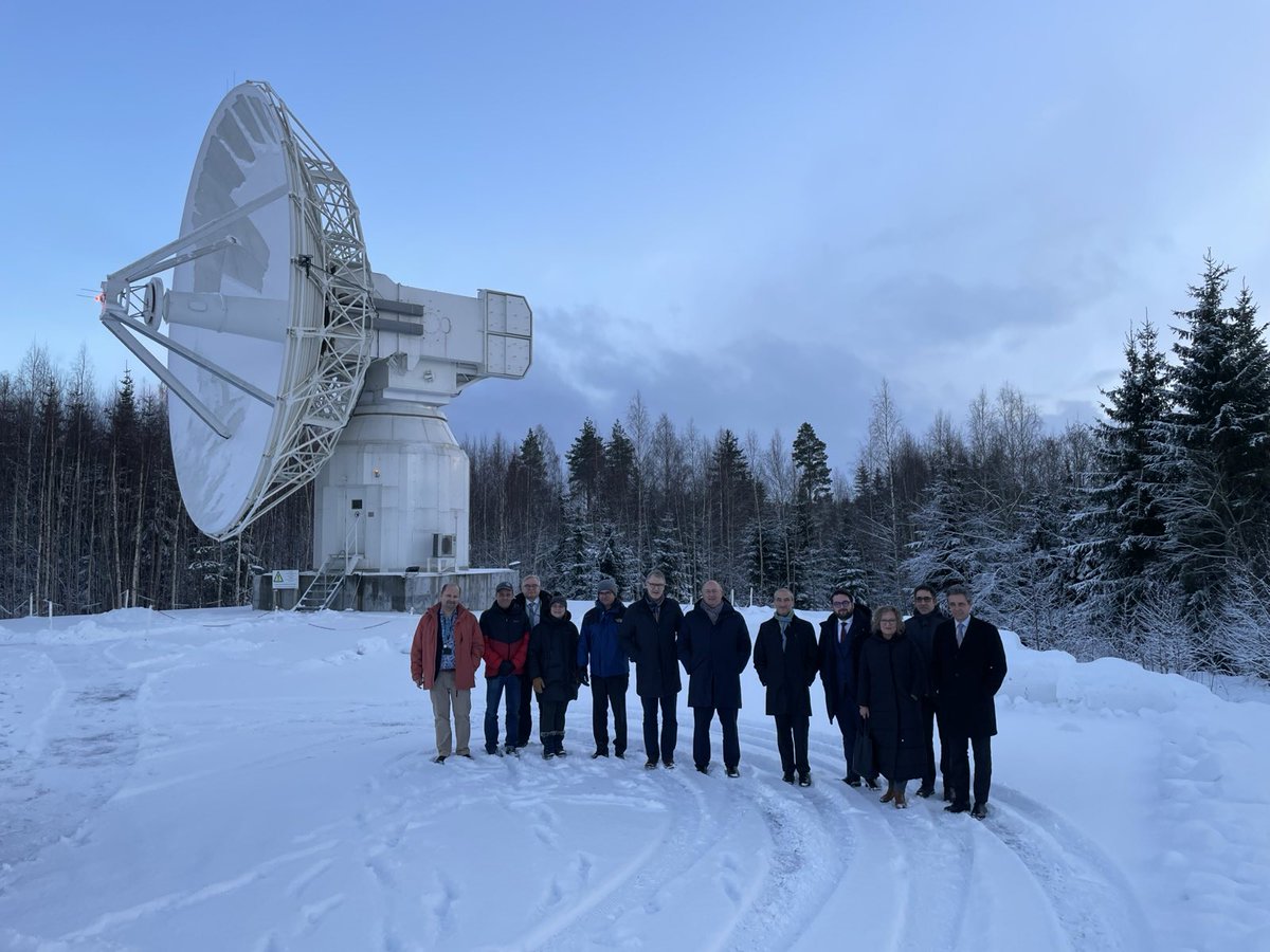 Portugese Minister of Agriculture and Fisheries José Manuel Fernandes <a href="/JMFernandesEU/">José Manuel Fernandes</a>  visited FGI at the Metsähovi Geodetic Research Station, where we presented our research, especially projects utilising geospatial data for the benefit of #agriculture and #forestry in Finland.🇪🇺