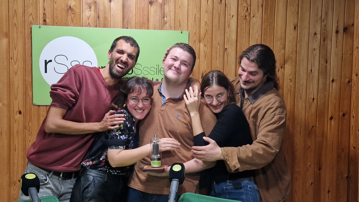 Ràdio Silenci (@rsilenci) on Twitter photo 🎙️ Aquí pots sentir el pòdcast del darrer 'Al fons a l'esquerra' amb <a href="/juthtorner/">Judith Torner</a>, <a href="/eduguerra1409/">Edu Guerra</a>, <a href="/garriga_laura/">Laura Garriga</a>, <a href="/RibaCB/">Carles Riba</a> i <a href="/clisques/">Andreu Clapés</a>. Especial per acomiadar-se i per presentar els especials sobre Puiggraciós radiosilenci.cat/programs/al-fo… #laGarriga 🎙️ Aquí pots sentir el pòdcast del darrer 'Al fons a l'esquerra' amb <a href="/juthtorner/">Judith Torner</a>, <a href="/eduguerra1409/">Edu Guerra</a>, <a href="/garriga_laura/">Laura Garriga</a>, <a href="/RibaCB/">Carles Riba</a> i <a href="/clisques/">Andreu Clapés</a>. Especial per acomiadar-se i per presentar els especials sobre Puiggraciós radiosilenci.cat/programs/al-fo… #laGarriga