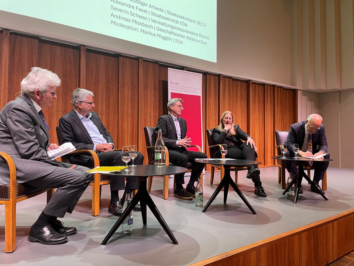 📢"Die neue Aussenhandelsoffensive der Schweiz" war ein voller Erfolg! Mit spannenden Einblicken von den Staatssekretären <a href="/SECO_StateSec/">Helene Budliger Artieda</a>  (SECO) und <a href="/SwissMFAStatSec/">Alexandre Fasel</a>  (EDA), <a href="/ahmissbach/">Andreas Missbach</a>  (Alliance Sud) und <a href="/Roche/">Roche</a> -VR Präsident @severinschwan. 🇨🇭🤝 Danke an alle Teilnehmenden!