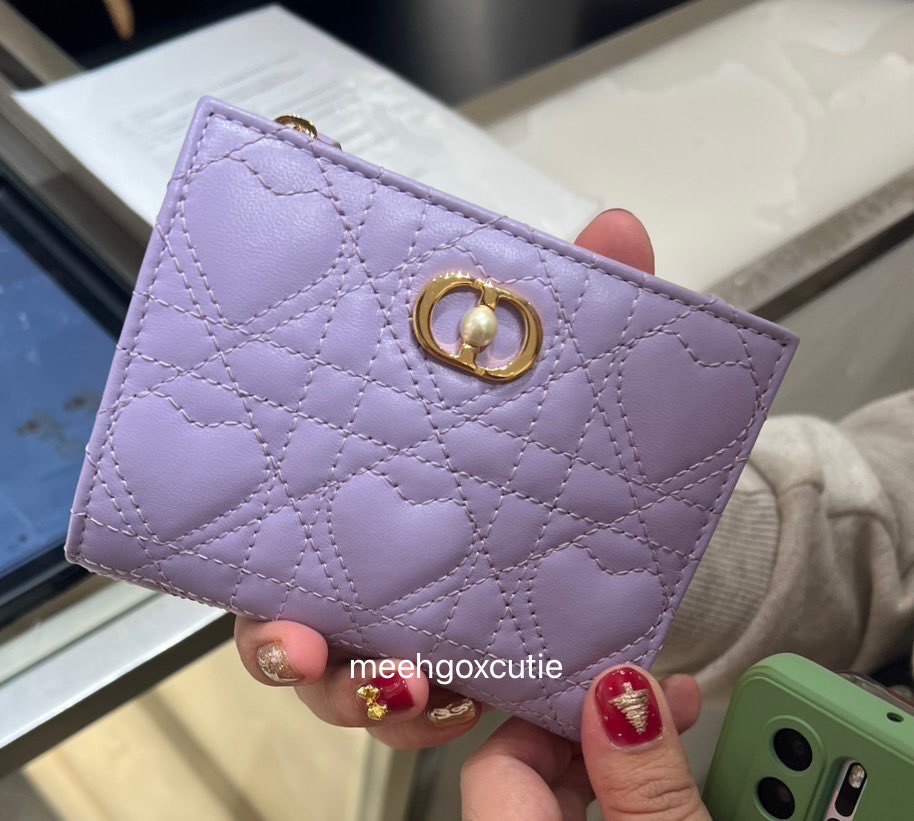 meehgoxcutie's tweet image. ไปกันต่อออ มาเก็บออเดอร์ที่ Dior ค่ะ คอลเลคชั่นสีม่วงคือที่! น่ารักมากกกกใจเจ้บไปหมดแล้ว😭💜✨ #meehgoxJapan 🇯🇵✨