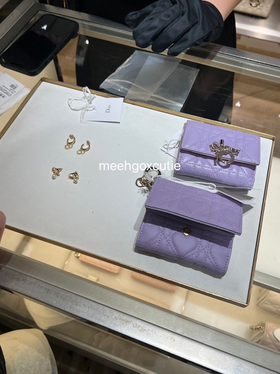 meehgoxcutie's tweet image. ไปกันต่อออ มาเก็บออเดอร์ที่ Dior ค่ะ คอลเลคชั่นสีม่วงคือที่! น่ารักมากกกกใจเจ้บไปหมดแล้ว😭💜✨ #meehgoxJapan 🇯🇵✨