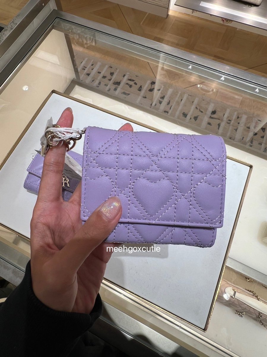 meehgoxcutie's tweet image. ไปกันต่อออ มาเก็บออเดอร์ที่ Dior ค่ะ คอลเลคชั่นสีม่วงคือที่! น่ารักมากกกกใจเจ้บไปหมดแล้ว😭💜✨ #meehgoxJapan 🇯🇵✨