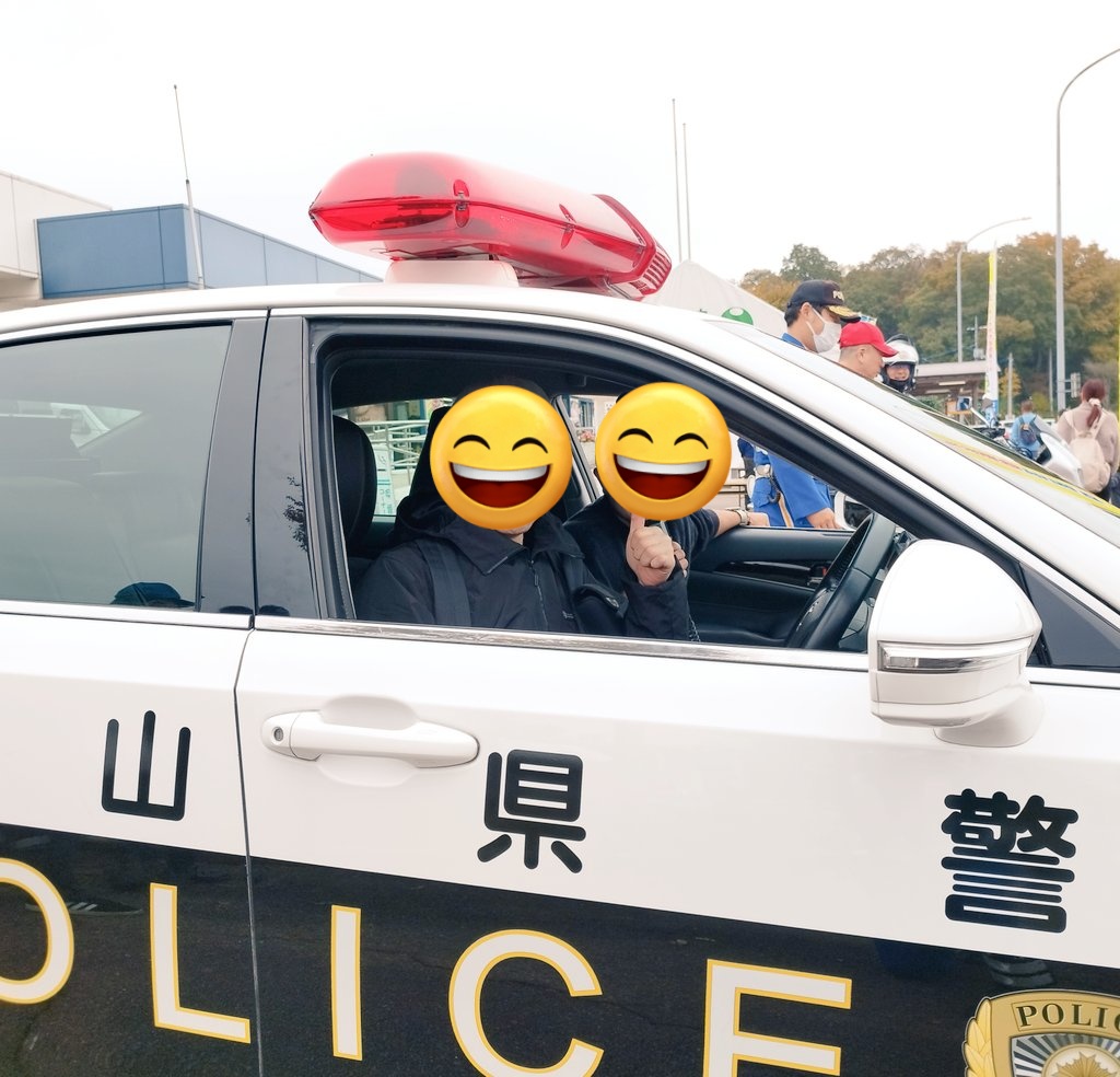 primera1004's tweet photo. 旅の途中のドライブイン🚘
警察車両に乗せてもらって喜ぶ大の大人がコチラです🫡
HONDA CB1300とTOYOTA クラウン
巨大な虹も出た🌈 https://t.co/zeqm4IOE2I