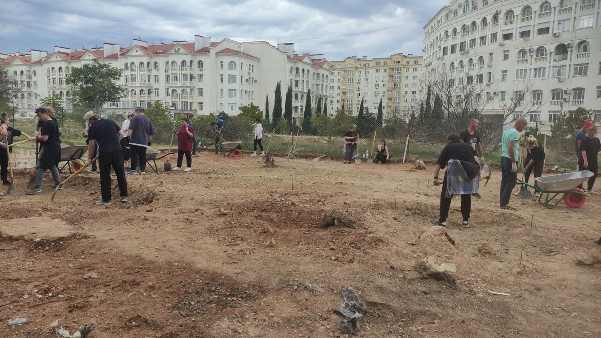 Окупанти знищують Античну дорогу з садибами на Хорі Херсонесу. Вони стояли неушкодженими і чекали на реставрацію 25 років. Тепер їх знищують. Відповідальними є Севастопольський Університет та археологічна лабораторія на чолі зі зрадником Бочаровим С.Г.