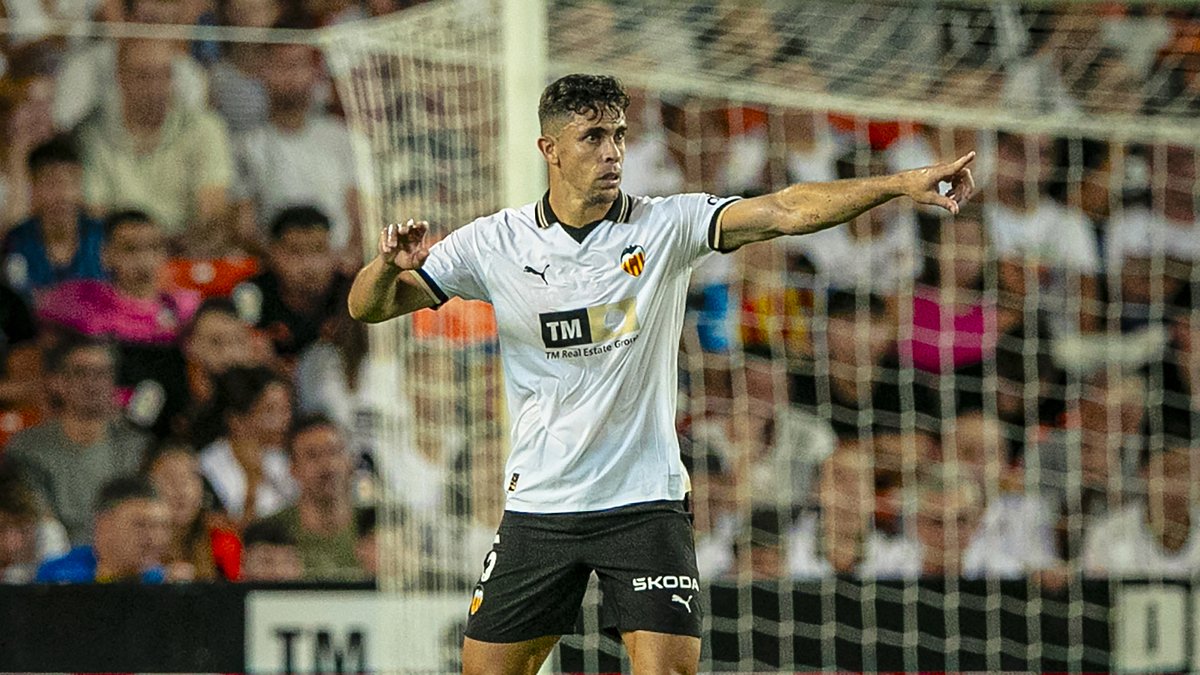 valenciacf's tweet photo. 🎂 Hoy es el cumpleaños de nuestro exjugador Gabriel Paulista

¡Felicidades, @gpaulista5! 🥳

#ADNVCF 🦇 https://t.co/TdkFO16f5g