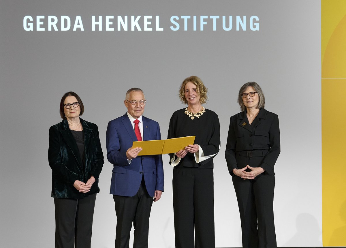 Der Osteuropa-Historiker Prof. Dr. Karl Schlögel hat gestern in Düsseldorf den Gerda Henkel Preis entgegengenommen. In seiner Preisrede schilderte er, wie er sein Russlandbild revidieren und als Wissenschaftler noch einmal ganz von vorne beginnen musste. gerda-henkel-stiftung.de/pressemitteilu…