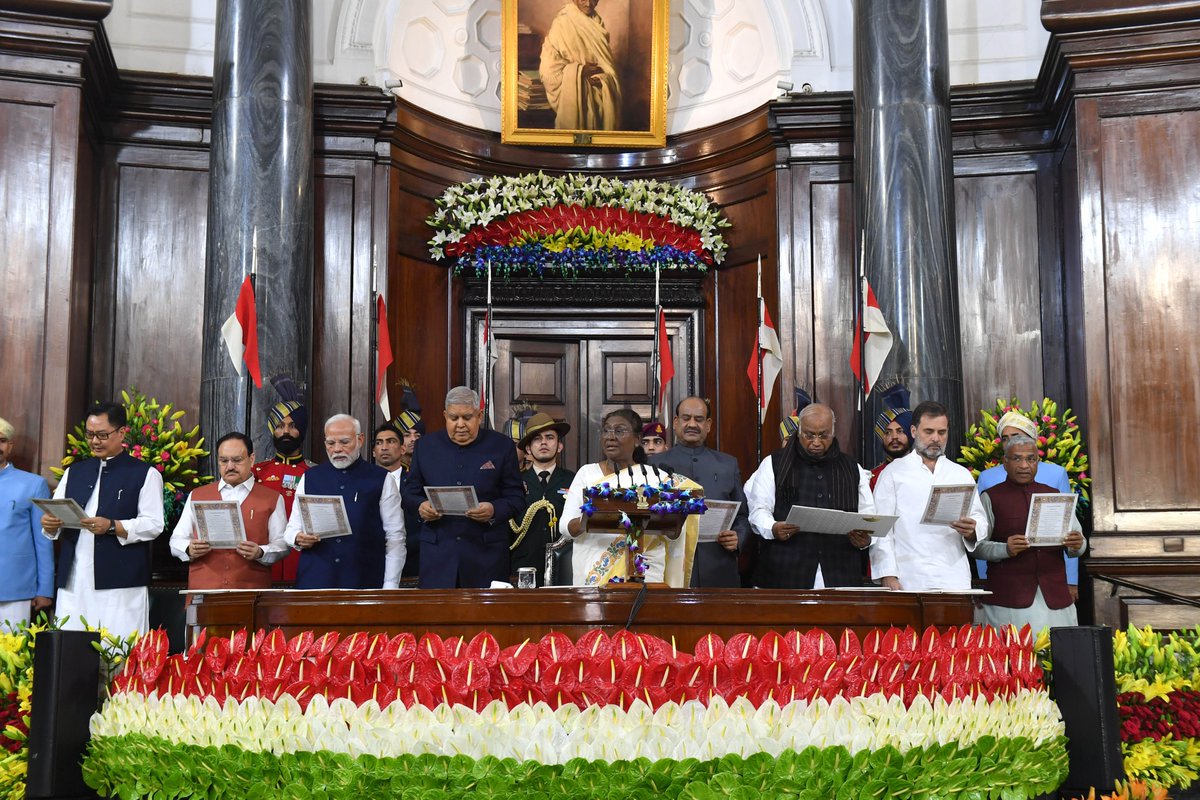 President Droupadi Murmu graced the commemoration of 75 years of adoption of the Constitution in the Central Hall of Parliament House. The President said that our Constitution is a living and progressive document. Our farsighted Constitution-makers had provided for a system of
