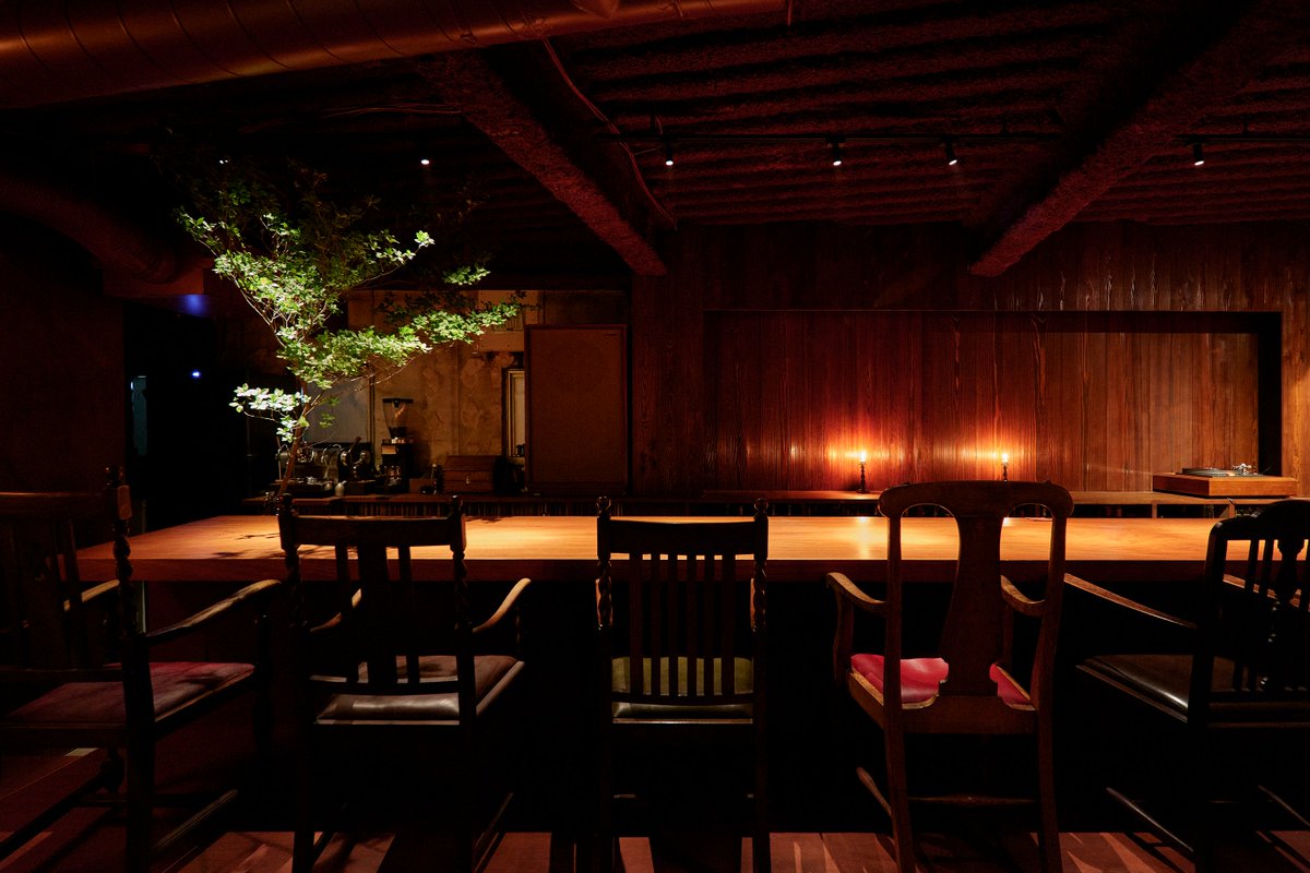 育てていく深紅のbar -完成しない改修 -
弊社にて改修の設計をさせていただいたbarの竣工写真です
これからちょくちょくアップしていきます
三軒茶屋にある隠れ家的なbarで、素晴らしいお酒の数々やレコードの音色を楽しめます
instagram.com/bar_comori_/
photo : yasuhiro takagi