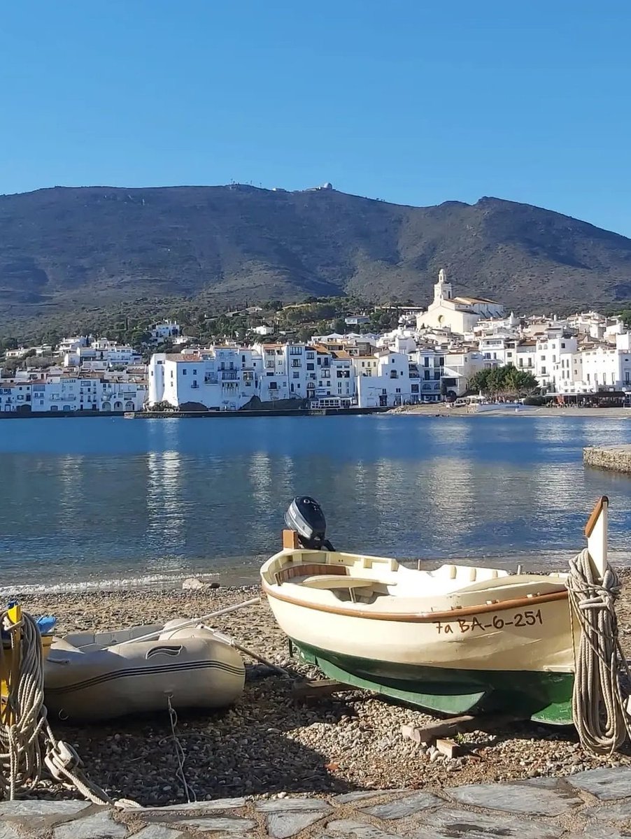 ถ้าเงินยังไม่พอไปสวิส ฝากสเปนไว้พิจารณา ไม่เหมือนสวิสหรอกเพราะถูกกว่าสวิสทุกอย่าง อาหารอร่อย คนร่าเริงแจ่มใส แถมมีทะเลสวย ๆ กับสถาปัตยกรรมเลอค่าแถมมาอีก ภูเขาไฟยังมี 5555