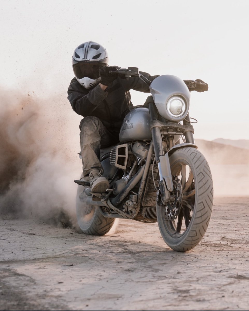 AFGMOTO's tweet photo. 安全で快適なウェアだとやんちゃしたくなったりする!
#robcarpenter
#iconmotosports #afgmotosports #icon #iconライフスタイル #バイクファッション #バイクライフ https://t.co/KvrT03UqaP