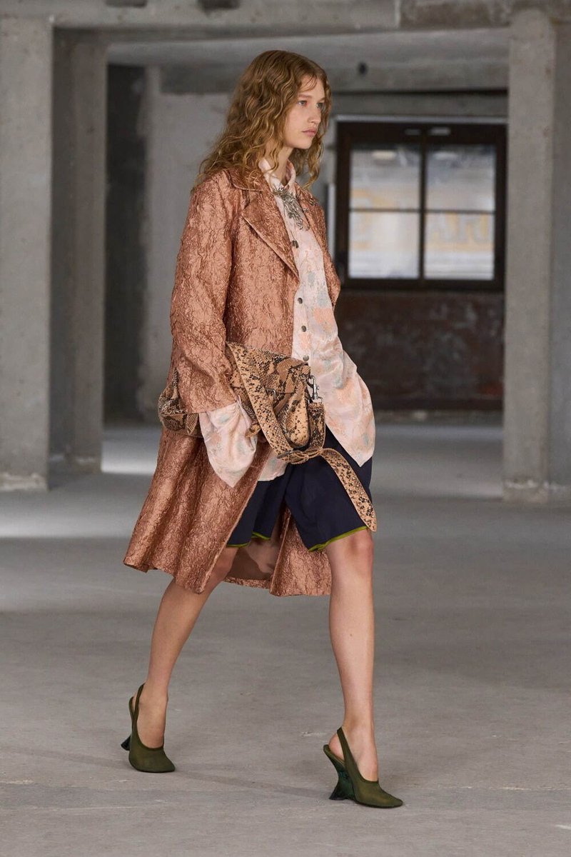 s_en_7's tweet photo. Dries Van Noten
SS 2025 Women
----
First collection after Dries Van Noten's departure.
A graceful tribute to nature's forms and colors, designed by the Antwerp studio after the founder's final men's collection https://t.co/MO2cexQvz2