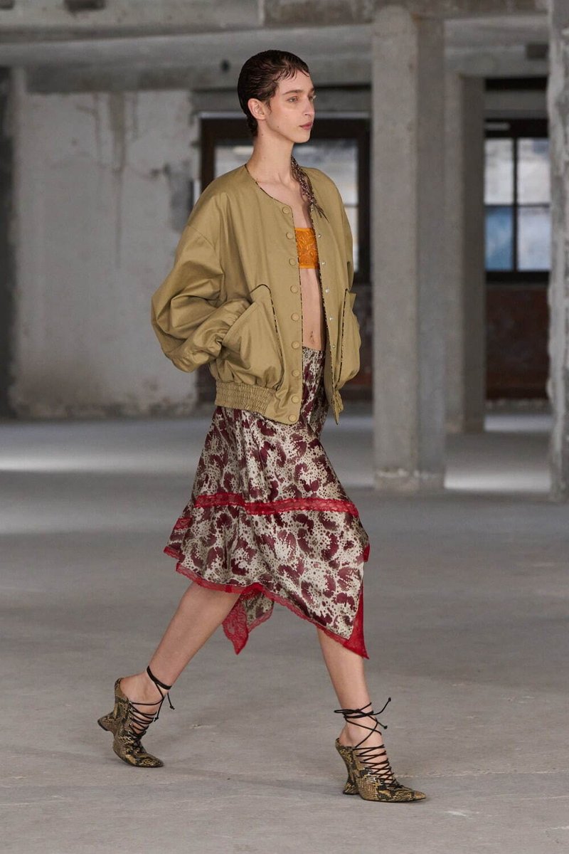 s_en_7's tweet photo. Dries Van Noten
SS 2025 Women
----
First collection after Dries Van Noten's departure.
A graceful tribute to nature's forms and colors, designed by the Antwerp studio after the founder's final men's collection https://t.co/MO2cexQvz2
