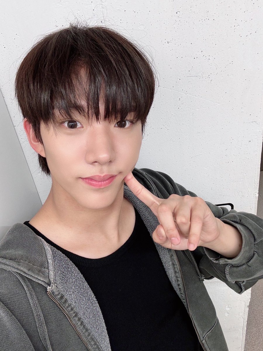 official_arrc's tweet photo. YOOOOOOOO~!!!!!!!! 여러분!!!! 저희 아크가 드디어!!! 데뷔 100일을 맞이했습니다!! (짝짝짝) 
데뷔 쇼케이스를 마치고 데뷔 소감을 적던 때가 엊그제 같은데 시간이 정말 너무나도 빠르게 흐르네요… 
정말 빠르게 흐른 데뷔의 시간을 겪으며 첫 음방과 첫 활동, 아크의 현민으로서의 첫 무대, 처음 팬분들을 만났을 때… 하루도 빠짐없이 매일매일이 새롭고 행복한 순간들의 연속이었던 것 같아요!
물론 부족한 부분도 아쉬운 부분도 많았지만 앞으로도 꺼지지 않는 열정의 불꽃에 기름을 부어 활활 태워보겠습니다!!🔥🔥🔥 
100일이 지나고 1년, 1000일, 그 후로 오랜 시간이 지나도 여러분들이 지난 시간을 돌아봤을때 아크를 좋아했던 기억이 행복하고 위로 받고 기쁨을 줬던 시간으로 기억됐으면 좋겠어요! 
그걸 위해 앞으로도 진실된 연결을 담은 음악, 무대, 그리고 무한한 애정과 사랑!!! 드….드리겠습니다!!!!!! 😚
하하하 진짜 사랑해요 여러분 이건 진심임 100%
100일인만큼 진심 100%를 담아 정말! 하고 싶었던 한마디 크게! 외치면서 마무리하겠습니다!

사랑해!!!!!!!!!!!!!!!!!!!!!!!!!!!!!!!!!

#ARrC #아크
#HYUNMIN #현민