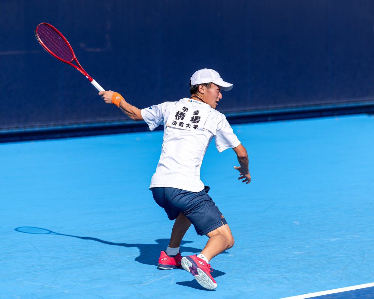 橋場柊一郎 優勝者インタビューの写真{LNK_HYPERLINK}ラケットをもって笑顔になっている写真