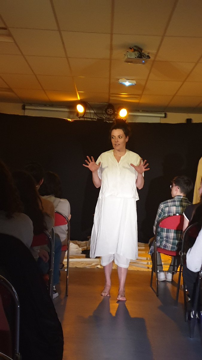 Première partie de notre projet EAC Français et Arts Pla, avec la représentation du spectacle "Camille Claudel " par la compagnie Rouge Cheyenne.
Les élèves découvrent sa vie, son talent, sa situation de femme artiste, sa folie...Suivi d'un échange sur la pièce et le métier .