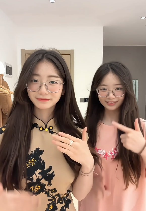 我和我的双胞胎姐妹，想看我们私密照的点赞🤭
偷偷发给你看，私信自取. #洛依洛欲 #双胞胎 #姐妹花 https://t.co/RUFag0BTFl