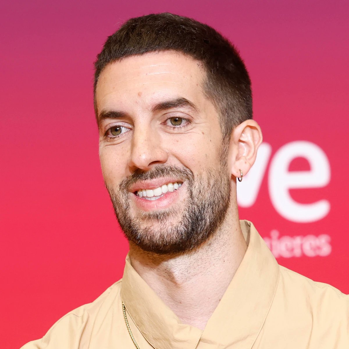 He visto suficientes veces La Sustancia como para saber que Broncano es una versión joven y mejorada surgida de la espalda de Pablo Motos. Uno graba el programa por el día y el otro de noche, y se están peleando para ver quién se mantiene más tiempo despierto y fuera de casa