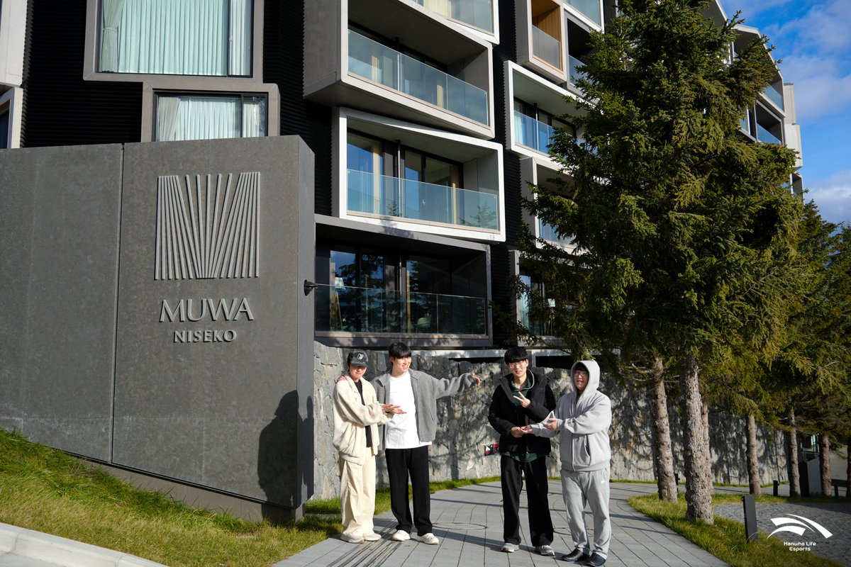 HLEofficial's tweet photo. IN MUWA NISEKO🏔
Photo 1. 요테이 산 배경으로 한 컷✌
Photo 2. 함께 오지 못한 제우스 선수는 마음만은 함께🧡