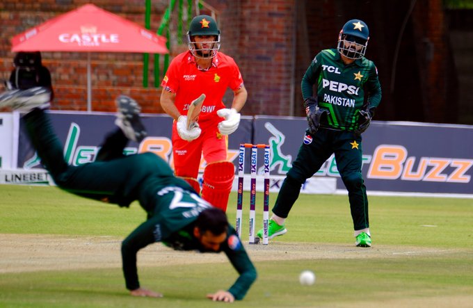PAK bowlers restrict ZIM to 145 👏 📹 Credits: Twitter/ZimCricketv
