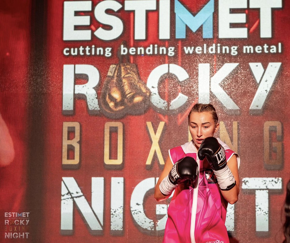 krysztal_'s tweet image. One month ago 👀🔥
Feelin lucky enough to bet it all on the dice 🎯🖤.
#loveit #boxinglife #boxingfighter