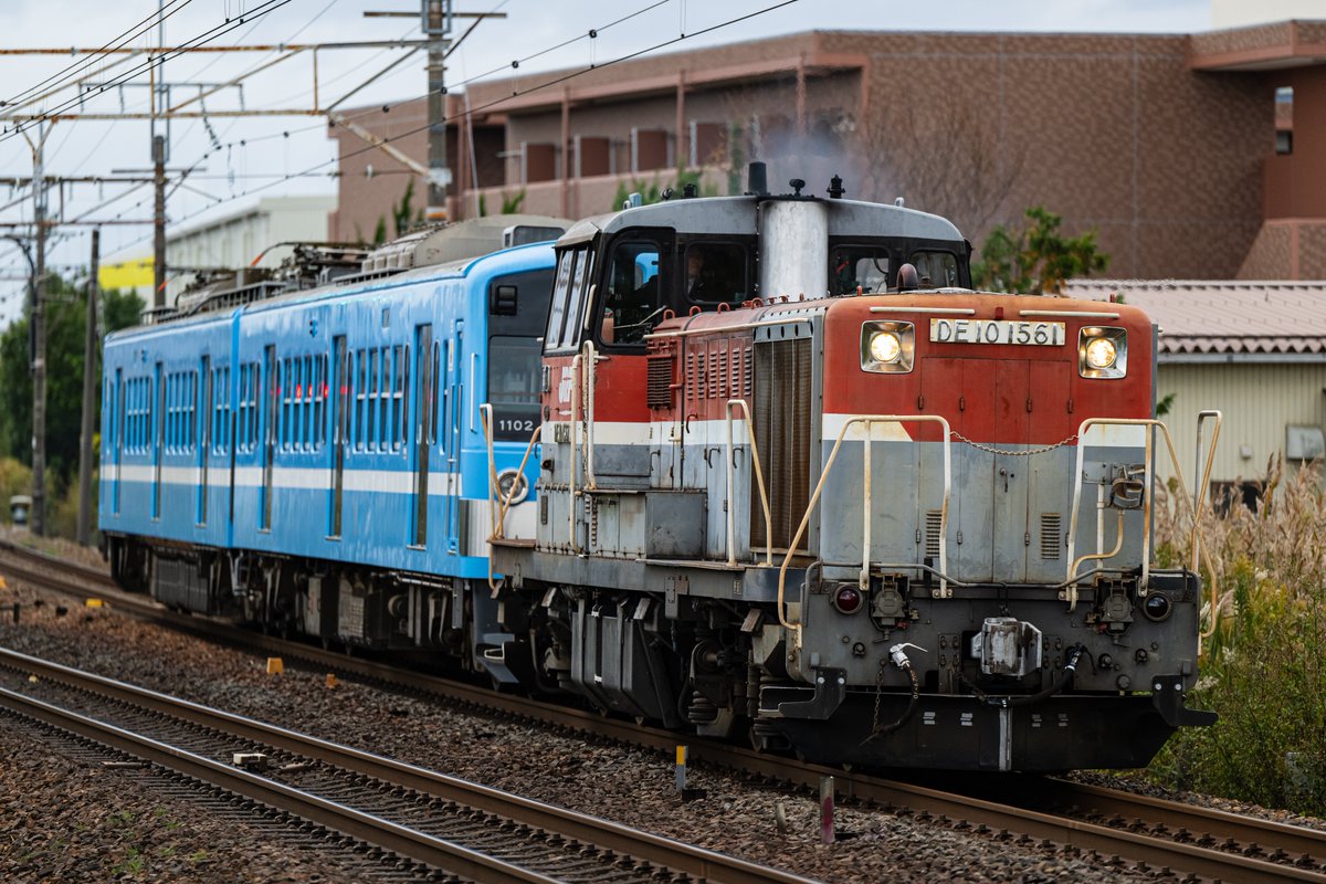 11/26(火)
9862レ　DE10 1561+近江鉄道100形102F

京都鉄博にいた100形が帰ってくるとのことで、(DE10は2エンド派なのであまり乗り気ではなかったが)出撃。
遅れの影響で対向電の被りが結構ギリギリでしたが、無事に記録することができました。