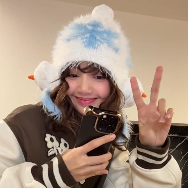 blackpinkbabo's tweet photo. WE LOVE YOU LISA 💛 https://t.co/mYNkdKiJS1