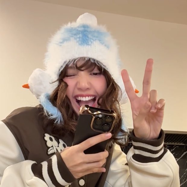 blackpinkbabo's tweet photo. WE LOVE YOU LISA 💛 https://t.co/mYNkdKiJS1