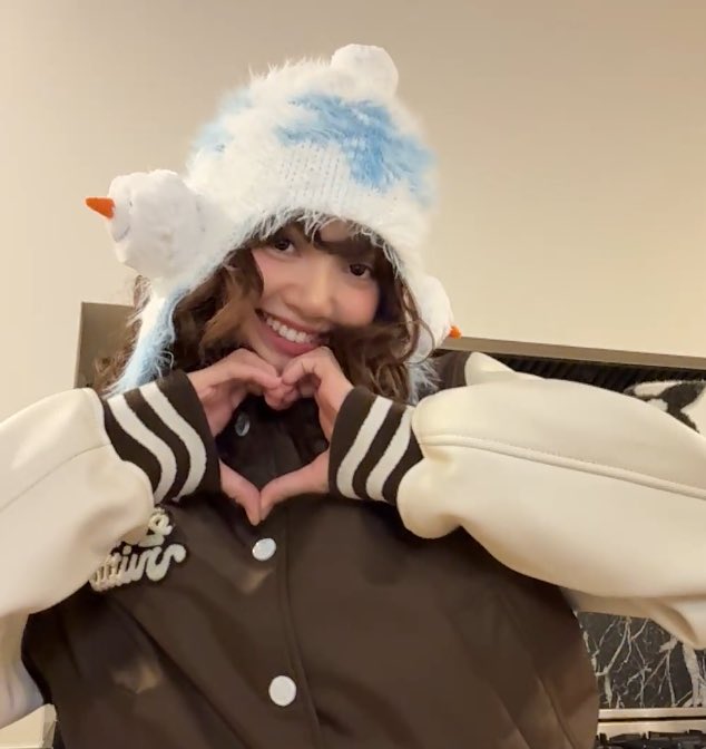 blackpinkbabo's tweet photo. WE LOVE YOU LISA 💛 https://t.co/mYNkdKiJS1