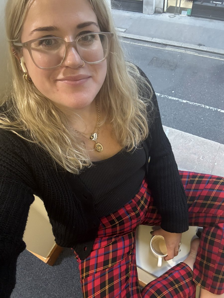 katharinehorgan's tweet image. London please help. I’m praying for a miracle, I’ve just got into the office and noticed my mums locket (in all these photos) that I wear every day has fallen off my neck on my walk in. My mum died when I was seven and her jewellery is most of what I have of her. I’m devastated