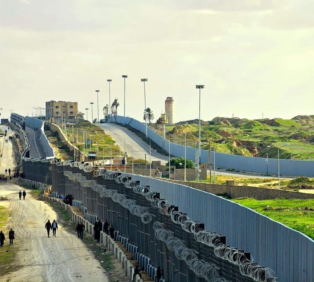 DrEliDavid's tweet image. This is the border between Egypt 🇪🇬 and Gaza 🇵🇸 👇

7 layers of walls, fences, and razor wire, to make sure not a single Palestinian refugee could flee into Egypt.

Why so much hate for the Palestinians? What do the Egyptians know about them? 🤔