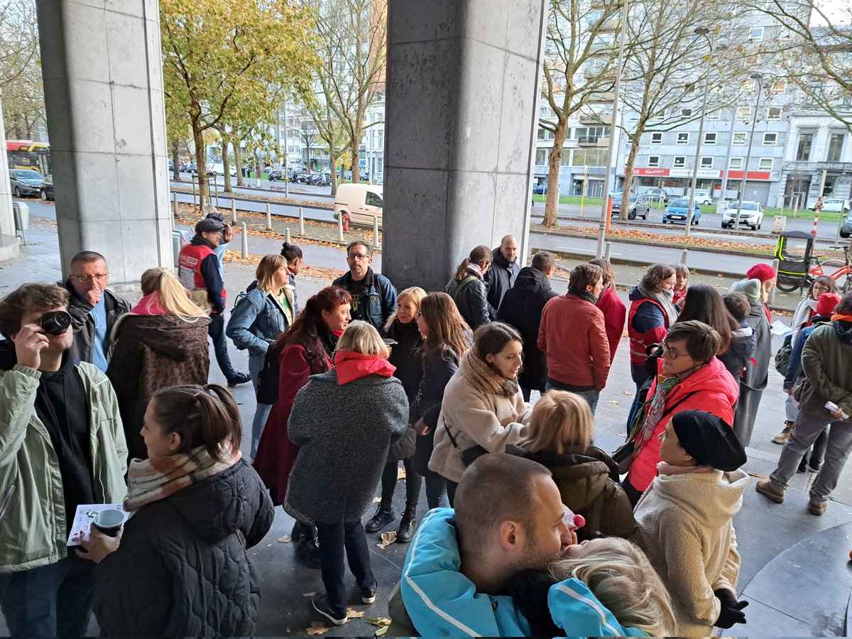 Je connais cette école depuis 20 ans, jamais je n'ai vu une telle mobilisation de son personnel enseignant. Même le directeur est là. Et c'est comme ça ailleurs aussi. Normal : ce n'est pas que des emplois qui vont se perdre, ce sont aussi des écoles qui vont fermer. À la grève !