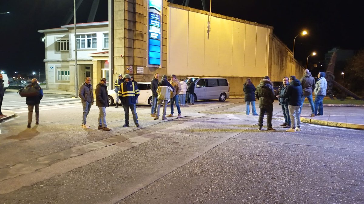 galizaCIG's tweet image. ✊Consolídase a folga indefinida en #Navantia por un convenio digno 
👉O persoal aprobou ir a un paro xeral, cando menos até o venres, coincidindo coas xornadas de negociación en Madrid, mais tamén en resposta ás cartas ameazando con sancións remitidas pola dirección empresa