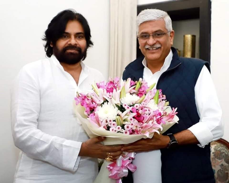 JSPOngole's tweet photo. ఆంధ్ర ప్రదేశ్ రాష్ట్ర ఉప ముఖ్యమంత్రి శ్రీ @PawanKalyan గారు ఈ రోజు ఢిల్లీలో కేంద్ర పర్యటక శాఖ మంత్రి శ్రీ @gssjodhpur గారితో సమావేశమయ్యారు. రాష్ట్రంలో పర్యటక రంగం అభివృద్ధిపై చర్చించారు. టెంపుల్, ఎకో, అడ్వెంచర్, హెరిటేజ్ టూరిజం అభివృద్ధి కేంద్ర సహకారాన్ని కోరారు. https://t.co/FLu3MbnDQQ