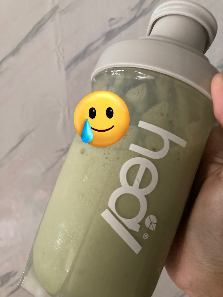AmiMatahari's tweet photo. Omg i tak suka rasa matcha ni very milky. Rasa macam susu bayi yang hampir nak masam haha macam bau muntah pun ada. Tapiii signature choc dia ok. I memang akan beli choc je lepas ni haih https://t.co/23WNc8Jor8