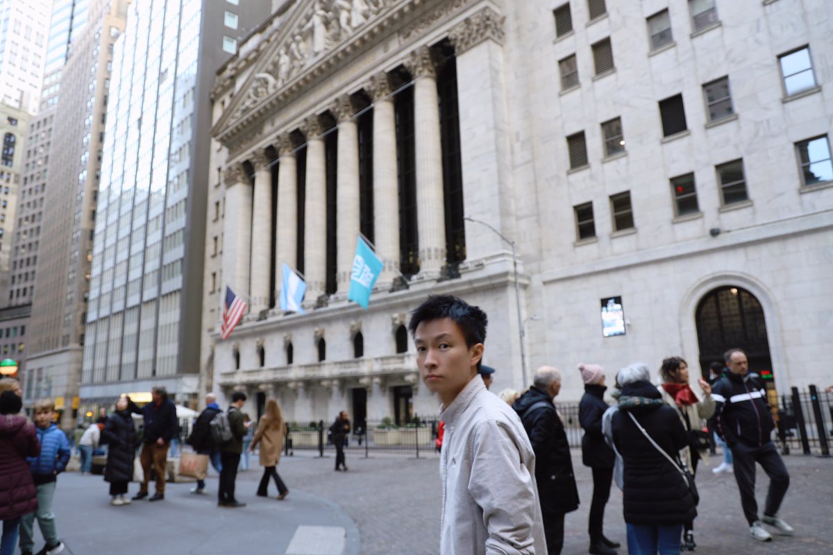 DannyCheng's tweet image. 🏛️🇺🇸喺華爾街紐交所，旁邊就喺世貿中心同埋華爾街牛牛… 呢度嘅紙醉金迷，人民嘅素質，感覺中國內地多幾百年都追不上！✨

你覺得我喺呢度返工開心啲定喺香港返工更適合呢？💼

#wallstreet #NYSE @NYSE