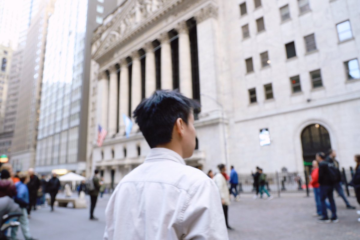 DannyCheng's tweet image. 🏛️🇺🇸喺華爾街紐交所，旁邊就喺世貿中心同埋華爾街牛牛… 呢度嘅紙醉金迷，人民嘅素質，感覺中國內地多幾百年都追不上！✨

你覺得我喺呢度返工開心啲定喺香港返工更適合呢？💼

#wallstreet #NYSE @NYSE