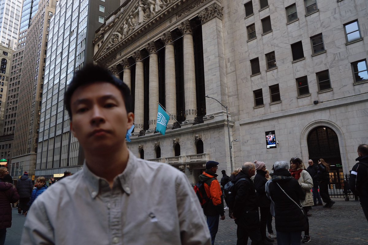 DannyCheng's tweet image. 🏛️🇺🇸喺華爾街紐交所，旁邊就喺世貿中心同埋華爾街牛牛… 呢度嘅紙醉金迷，人民嘅素質，感覺中國內地多幾百年都追不上！✨

你覺得我喺呢度返工開心啲定喺香港返工更適合呢？💼

#wallstreet #NYSE @NYSE