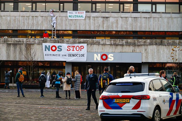 SanderSassen's tweet photo. Inmiddels slaan de pro-Hamas aanhangers wild om zich heen, zo wild dat zelfs pro-Hamas media als de @NOS het moet ontgelden? Op het oude clubhuis van @hanslaroes hangen inmiddels spandoeken? Foutje bedankt?
#nos #hamas #genocide #spandoek #hilversum https://t.co/nlTFyafOyg