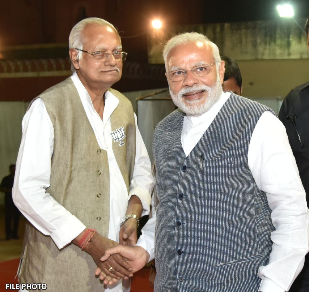 narendramodi's tweet photo. जनसेवा में जीवनपर्यंत समर्पित रहे भाजपा के वरिष्ठ नेता श्यामदेव राय चौधरी जी के निधन से अत्यंत दुख हुआ है। स्नेह भाव से हम सभी उन्हें 'दादा' कहते थे। उन्होंने ना केवल संगठन को सींचने और संवारने में अहम योगदान दिया, बल्कि काशी के विकास के लिए भी वे पूरे समर्पण भाव से जुटे रहे। उनका जाना काशी के साथ-साथ पूरे राजनीतिक जगत के लिए एक अपूरणीय क्षति है। शोक की इस घड़ी में ईश्वर उनके परिजनों और समर्थकों को संबल प्रदान करे। ओम शांति!