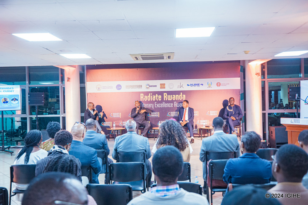 Musenyeri Kagame Alexis, umuhanga mu iyigandimi, umunyamateka n’umusizi na Musenyeri Aloys Bigirumwami wari umuhanga mu mateka, hamwe n’umwanditsi Yolande Mukagasana bahawe ibihembo by’abanditsi bagize uruhare mu kubungabunga amateka y’u Rwanda mu myaka 100 ishize no kuyageza ku