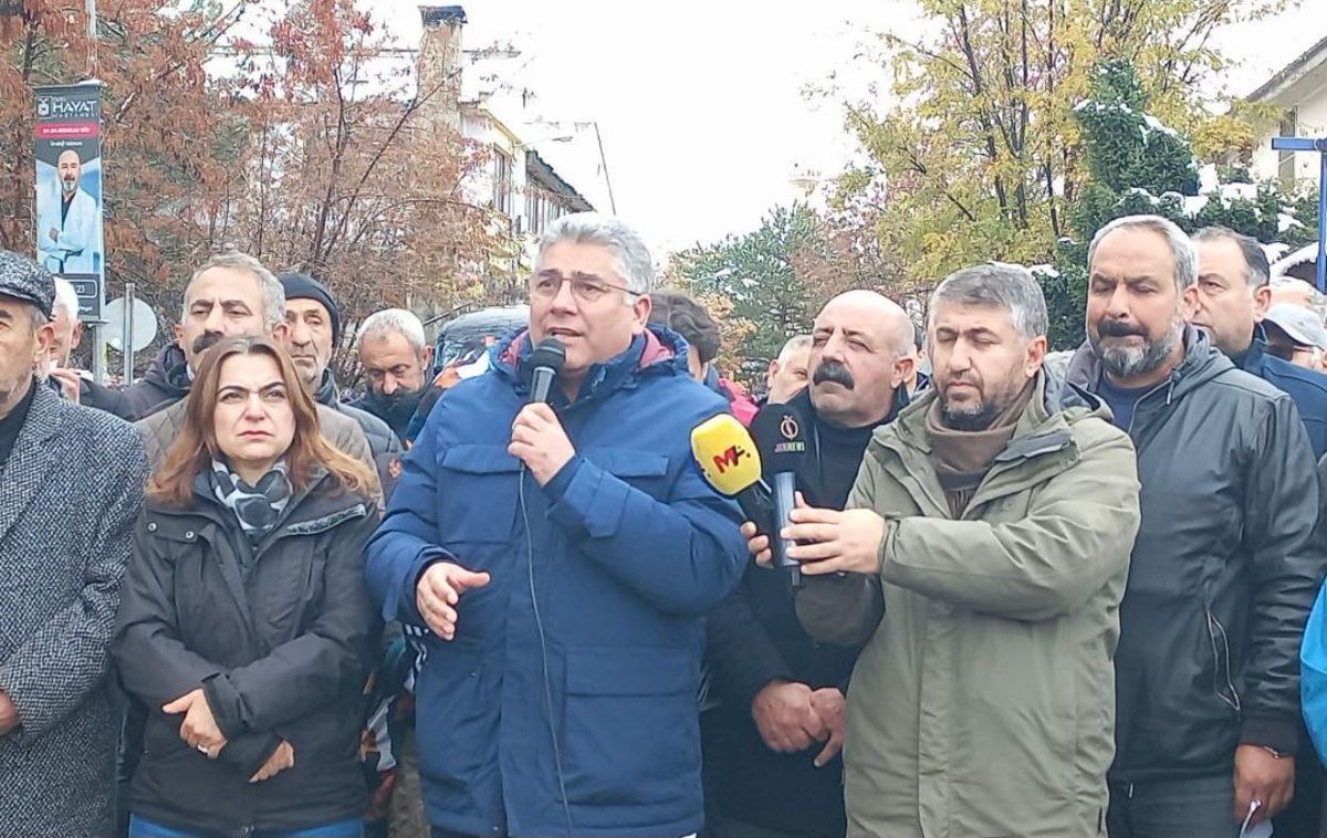 PsakdC23413's tweet photo. Dersim ve Ovacık belediyelerine dün kayyum atandı.

Kürt halkının seçme ve seçilme hakkı, Hakkari ve Batman da olduğu gibi gasp edilmeye devam ediyor

Hukuksuz bu kararlara karşı Dersim ve Ovacık halkının direnme hakkını kullanması meşrudur

Kahrolsun Faşizm, Yaşasın Mücadelemiz! https://t.co/UmWnufZPZS