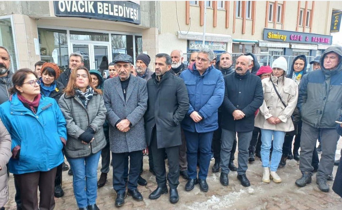 PsakdC23413's tweet photo. Dersim ve Ovacık belediyelerine dün kayyum atandı.

Kürt halkının seçme ve seçilme hakkı, Hakkari ve Batman da olduğu gibi gasp edilmeye devam ediyor

Hukuksuz bu kararlara karşı Dersim ve Ovacık halkının direnme hakkını kullanması meşrudur

Kahrolsun Faşizm, Yaşasın Mücadelemiz! https://t.co/UmWnufZPZS