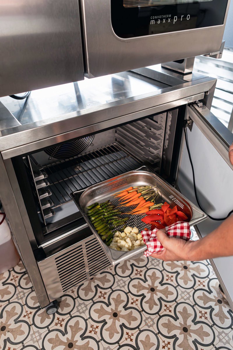 🥦 ¿Esas verduras recién asadas que necesitas enfriar rápidamente para conservar? Con nuestro abatidor #Delfield, el estrés de la cocina respira en cuestión de segundos. No es magia, es tecnología que suma💡

#Welbilt #WelbiltiIberia #WelbiltFITKitchen #FITKitchen