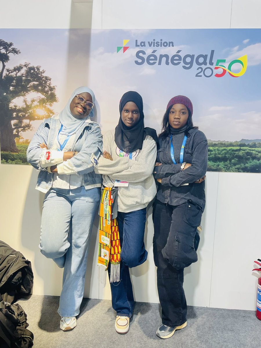 hiprincessenmfs's tweet photo. #CapCop29
#COP29 #COP29Azerbaijan
@endaenergylinks
Une voix, deux images, trois jeunes, plusieurs messages pour un avenir juste et durable! Est-ce que notre #voix se fera entendre à travers le monde? OUI! Est-ce que ce post sera vu et lu par les décideurs politiques? OUI! Grâce à VOUS!
À la #COP29, notre voix a été celle d’une #jeunesse #africaine, en particulier #Sénégalaise, engagée, décidée à mettre en lumière les vérités souvent occultées dans les grandes #négociations #climatiques. Nous avons parlé avec réalisme, portées par nos expériences et celles de nos communautés.
Cela a été pour nous l’occasion de dénoncer l’injustice d’une finance climatique qui s’annonce comme une solution, mais qui, en réalité, maintient les pays africains dans une spirale d’endettement. Le financement climatique doit être une #finance pour le #climat, pas pour la #dette. Les 100 milliards de dollars annuels promis doivent enfin être mobilisés et alloués de manière équitable, avec les subventions et les fonds directs aux initiatives locales.
Nous demandons à ce que le Fonds pour les #pertes et #dommages devienne opérationnel immédiatement. L’Afrique ne peut plus attendre que les promesses se concrétisent pendant que les communautés subissent chaque jour des sécheresses, des inondations et des migrations forcées. Ce fonds ne doit pas être un instrument de marchandage, mais une réponse concrète aux réalités humaines et environnementales.
Comme le rappelle souvent le programme à Enda Energie , la #TransitionEnergétique doit être #Juste ! Elle ne peut pas se faire au détriment des travailleurs, des #femmes et des #jeunes. Il est impératif d’investir dans des solutions qui garantissent l’accès universel à une #énergie propre et abordable, tout en soutenant les secteurs vulnérables pour éviter des inégalités croissantes.
Nous sommes tous conscients que l’Afrique doit être un acteur clé des solutions climatiques. Notre continent regorge de ressources #naturelles, humaines et intellectuelles. Il est temps que les décisions prises à l’échelle mondiale reflètent les besoins et les propositions des pays africains, notamment en matière de #souveraineté énergétique et de développement durable.
À #Bakou, nous avons fait entendre notre #voix. Ce n’est qu’un début : la #jeunesse #africaine ne se taira pas. Nous demandons des actions concrètes, maintenant, pour que #justice #climatique et justice #sociale deviennent une seule et même #réalité.