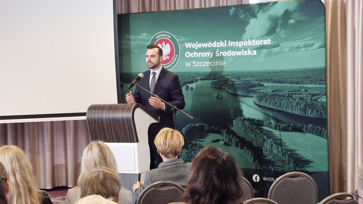 WIOS_Szczecin's tweet photo. Konferencja podsumowująca nasz projekt edukacyjny "Zarządzanie poprzez działanie w ochronie środowiska" rozpoczęła się od wystąpienia I wicewojewody zachodniopomorskiego @B_Brozynski oraz szefa #WiOS w #Szczecinie dr inż. Sławomira Koniecznego. Przed nami wiele ciekawy referatów i wystąpień.